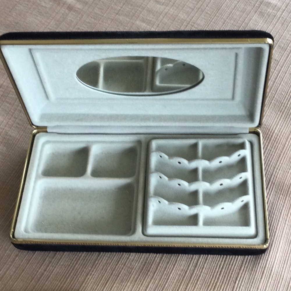Travel jewelry case with 8 compartments with a mirror.
